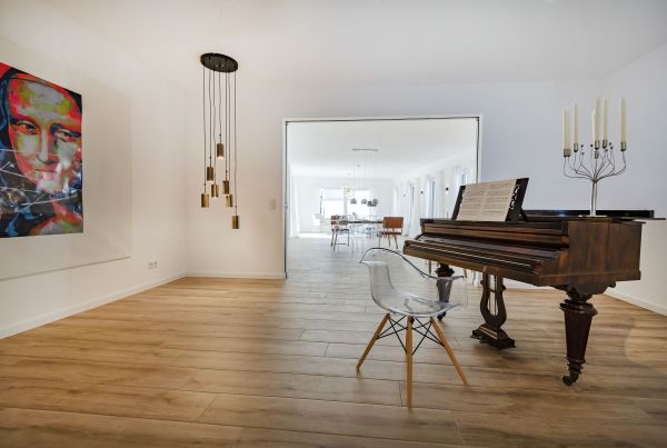 Galerie mit zweiflügligen Glasschiebetüren