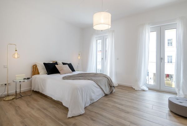 großes Schlafzimmer direkt zur Louisenstraße gelegen