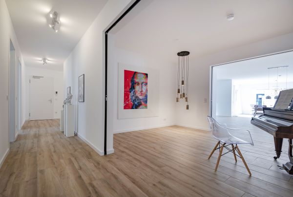 Blick auf den Korridor und die Galerie mit den Glasschiebetüren